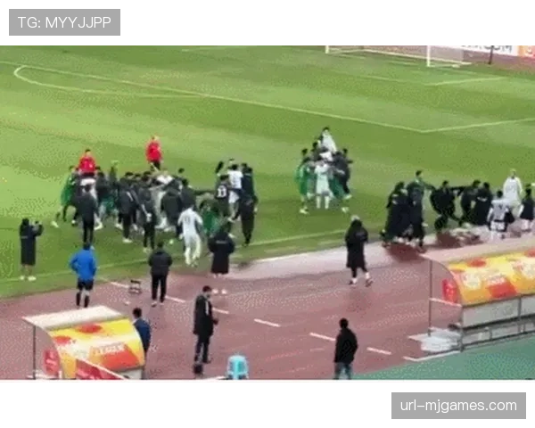 特写：角球攻防中，双方球员在禁区内上演激烈的身体对抗